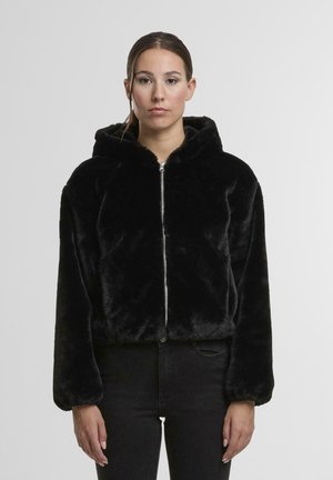 Giacca nera in pelliccia sintetica con zip e cappuccio, design corto, maniche lunghe e tasche frontali. Tessuto liscio con una finitura lucida.