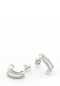 Sølvøreringe med et buet design prydet med to rækker af små klare sten. Teksturen er glat med en blankpoleret overflade.