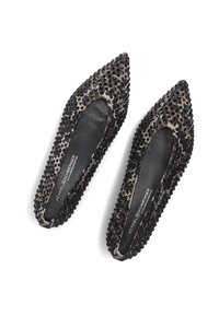 Zwarte en beige puntige ballerina's met een textuur oppervlak voorzien van zwarte studs en een gladde binnenvoering. Subtiele accenten van luipaardprint.
