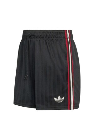 Čierne športové šortky s elastickým pásom a sťahovacou šnúrkou, s jemnými vertikálnymi pruhmi, červenými a bielymi bočnými pásikmi a bielym logom Adidas na nohavici.