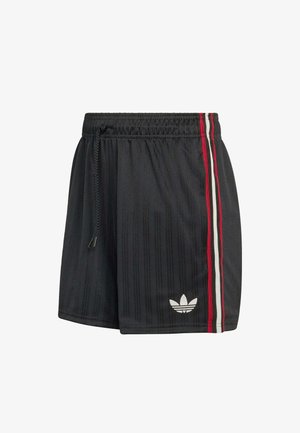 Čierne športové šortky s elastickým pásom a sťahovacou šnúrkou, s jemnými vertikálnymi pruhmi, červenými a bielymi bočnými pásikmi a bielym logom Adidas na nohavici.