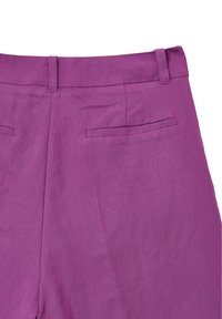 Pantalons en lin violet dotés d'une texture lisse, d'une taille fine et de deux poches arrière avec des fermetures à rabat. Design minimaliste avec des lignes épurées.