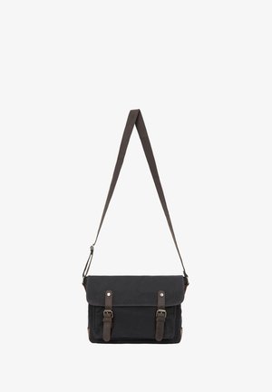 Czarna torba na ramię z płótna z dwoma brązowymi skórzanymi paskami, regulowanym paskiem na ramię i klapą z zamknięciem. Posiada trwałe szwy i teksturowany materiał.