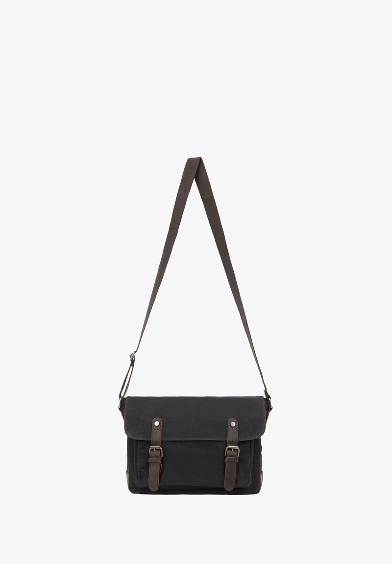 Sort canvas messengerbag med to brune læderremme, justerbar skulderrem og klaplukning. Har holdbar syning og struktureret stof.