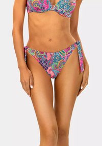 Wielokolorowy bikini w wzór paisley, z dołem związanym po bokach i wspierającym topem braletowym. Wykonane z lekkiego materiału plażowego.