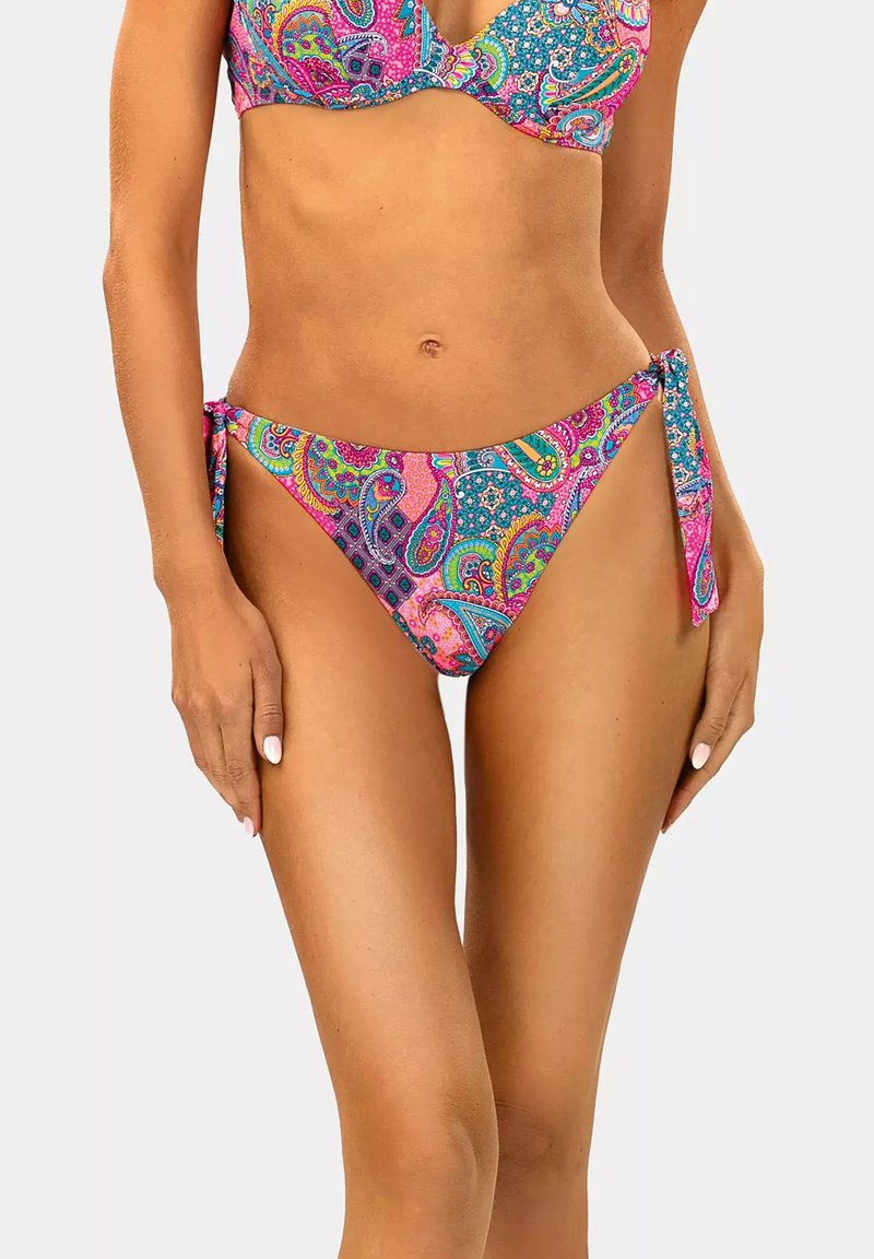 Wielokolorowy bikini w wzór paisley, z dołem związanym po bokach i wspierającym topem braletowym. Wykonane z lekkiego materiału plażowego.