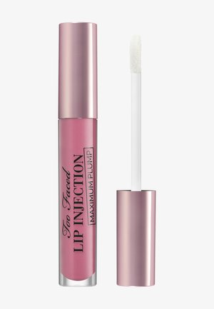 Lip plumper in een transparante roze tube met zwarte tekst. Zilveren roze dop en een witte applicatorstaaf. Soepele textuur, glanzende afwerking.