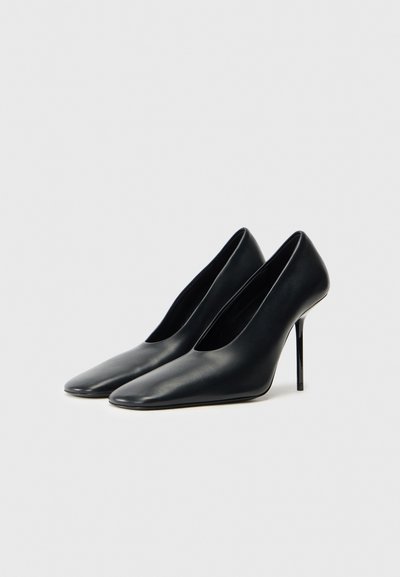 Čierne kožené lodičky s vysokým opätkom a špicatou špičkou, ktoré majú elegantný vzhľad a štíhly stiletto opätok s hladkým povrchom.
