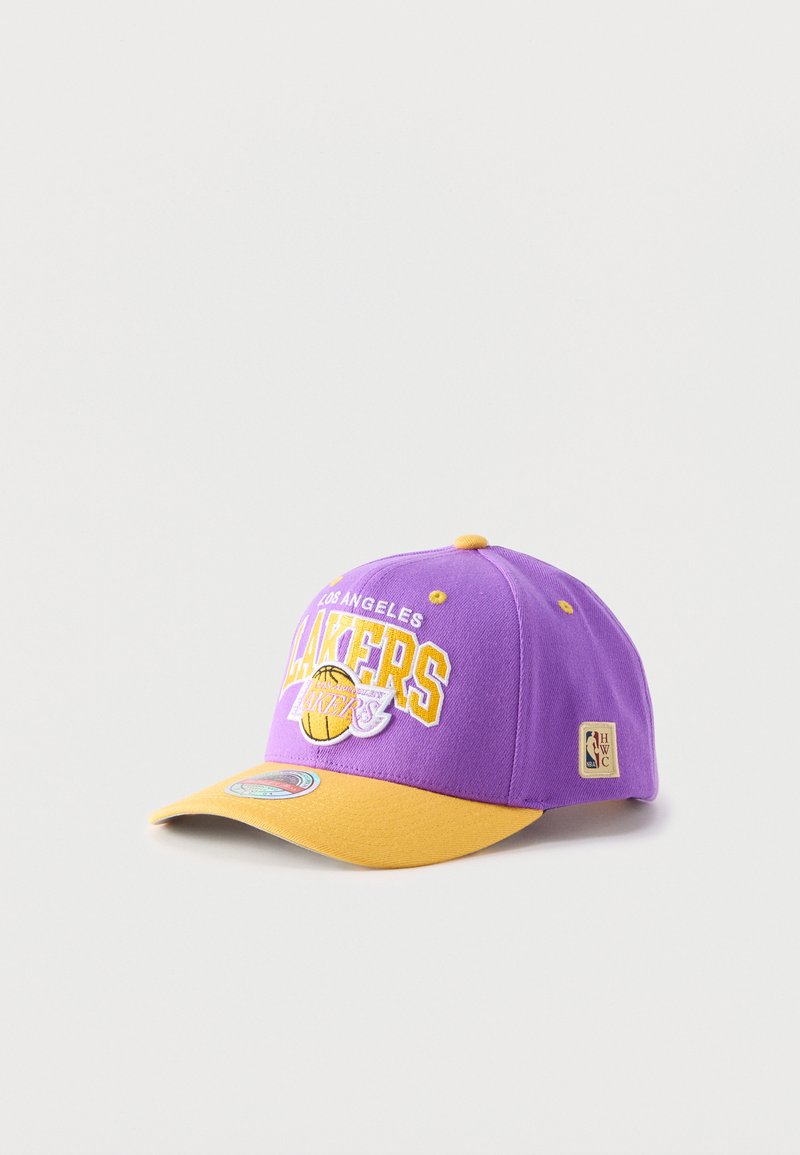 Μωβ και κίτρινο καπέλο μπέιζμπολ των Los Angeles Lakers με κεντημένο λογότυπο της ομάδας και πατσα NBA σε ανοιχτό φόντο.
