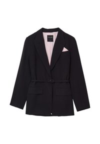 Blazer nero con vita cinturata, rever a punta, due tasche frontali e foderato in rosa. Include un fazzoletto da taschino rosa.