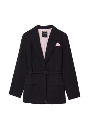 Schwarzer Blazer mit tailliertem Gürtel, Schößchenkragen, zwei Fronttaschen und einem pinken Futter. Inklusive einem pinken Taschentuch.