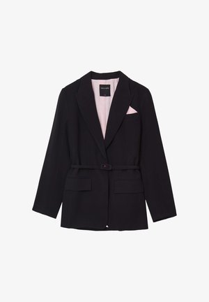 Blazer noir au design ajusté, avec une doublure rose, une taille ceinturée, deux poches avant et un détail de pochette.