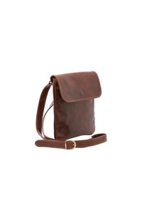 Borsa a tracolla in pelle marrone con chiusura a patta, forma rettangolare piatta e tracolla staccabile con un fermaglio metallico.