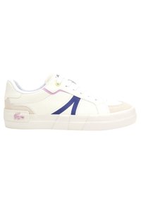 Baskets blanches avec accents en cuir et daim, présentant un design violet et bleu marine, une surface texturée et une semelle en caoutchouc blanche.