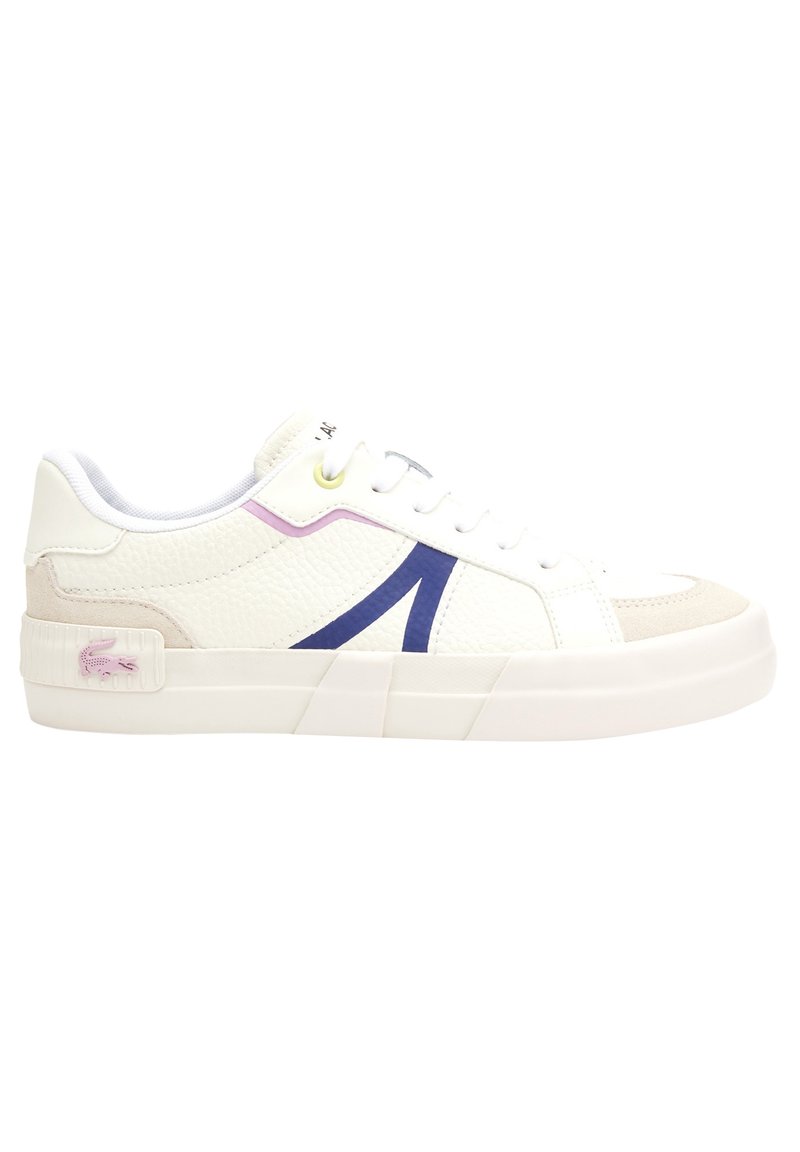 Baskets blanches avec accents en cuir et daim, présentant un design violet et bleu marine, une surface texturée et une semelle en caoutchouc blanche.