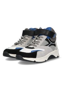 Hoge sneakers met een grijze suède en mesh bovenwerk, zwarte en blauwe accenten, gestreepte veters en een zwarte klittenbandsluiting.