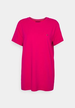 T-shirt rose en coton avec un col rond, des manches courtes et un petit logo sur la poitrine. Caractérisé par une coupe décontractée et une texture lisse.