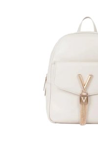 Zaino in pelle bianca con patta anteriore, arricchito da un dettaglio hardware a forma di V in tono oro e una nappina testurizzata.