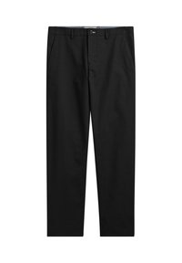 Chinos neri con un design a vita piatta, due tasche laterali e una vestibilità classica. Realizzati in un tessuto liscio e resistente con una leggera lucentezza.