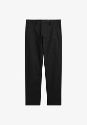 Schwarze Chinos mit flachem Vorderdesign, zwei Seitentaschen und klassischer Passform. Hergestellt aus einem glatten, robusten Stoff mit dezentem Glanz.