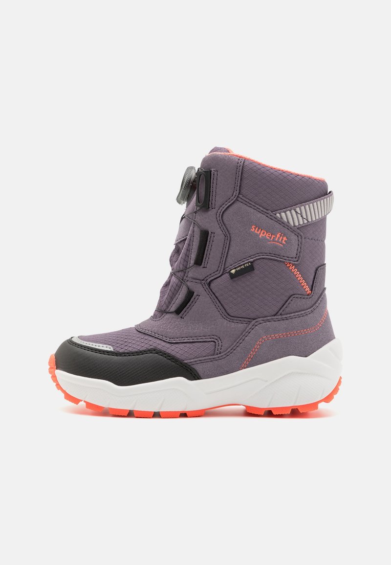 Botte étanche violette avec des accents gris, tissu texturé, détails orange, bout rond et semelle en caoutchouc avec une bande de roulement à motifs.