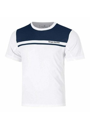 Camiseta blanca de manga corta con panel en el pecho azul marino y dos franjas horizontales, con el logotipo "Sergio Tacchini" en la parte superior derecha.