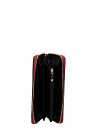 Portafoglio nero con accenti rossi, chiusura con zip, multiple fessure per carte e un comparto centrale con zip per le monete. Interno in tessuto testurizzato.