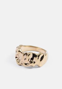 Guldtonet ring med et struktureret, bølgeformet design. Glat overflade med en poleret finish og afrundede kanter, der skaber et skulpturelt udseende.