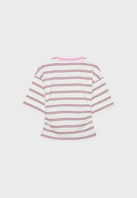 Camicia bianca a maniche corte con strisce orizzontali rosa e nere, mostrata da dietro con scollo tondo rosa.
