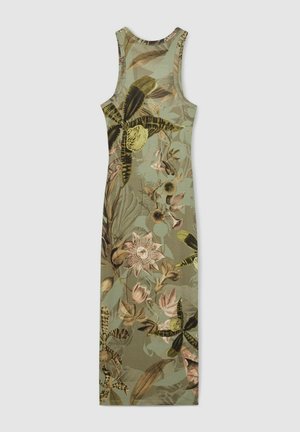 Žalia gėlių midi suknelė, pasižyminti prigludusia forma, be rankovių dizainu ir įvairiomis botanikos raštais, kurie derinami žaliomis, rožinėmis ir kreminėmis spalvomis.