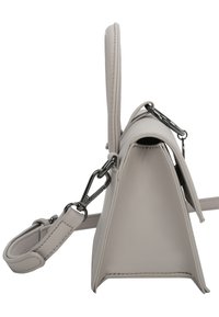 Bolso estructurado de imitación cuero gris con forma geométrica, asas superiores, correa desmontable y acentos de hardware en tono plateado.