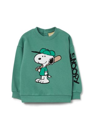 Sudadera verde con Snoopy vistiendo una gorra de béisbol y camisa verdes, sosteniendo un bate; texto "SNOOPY" impreso en la manga derecha.