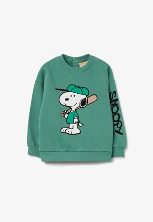 Sweat-shirt vert avec Snoopy portant une casquette de baseball verte et une chemise verte, tenant une batte ; texte "SNOOPY" imprimé sur la manche droite.