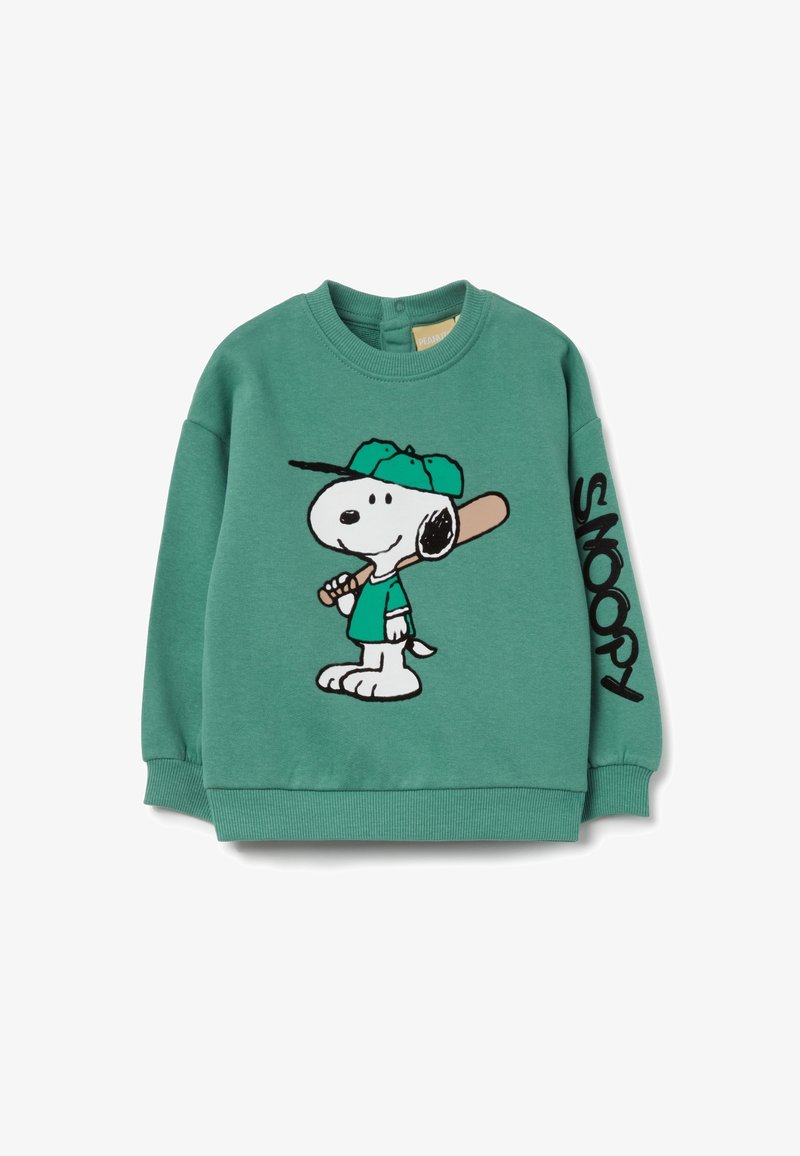 Sweat-shirt vert avec Snoopy portant une casquette de baseball verte et une chemise verte, tenant une batte ; texte "SNOOPY" imprimé sur la manche droite.