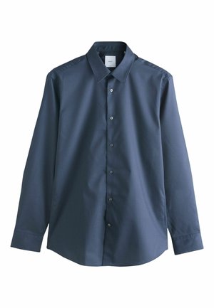 Cămașă bărbătească cu mâneci lungi, de culoare albastru închis, cu nasturi, guler ascuțit și manșete cu un singur nasture, așezată pe o suprafață albă.