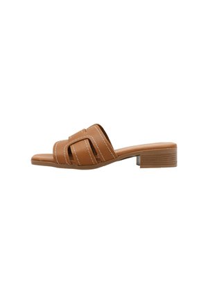Sandalia tipo slide de cuero marrón con punta cuadrada, tiras decorativas recortadas y un tacón bajo de bloque apilado.