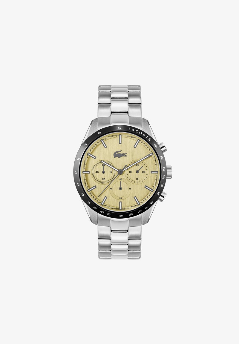 Rustfritt stål kronograf klokke med en gul teksturert skive, svart bezel og sølvdetaljer. Har tre subskiver og logo detalj.