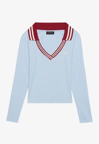 Lys blå langermet polo med dyp V-hals, burgunder og hvit stripet krage, og brodert logo på brystet.