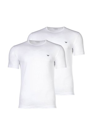 Deux t-shirts blancs unis manches courtes à col rond avec un petit logo aigle noir sur le côté gauche de la poitrine.