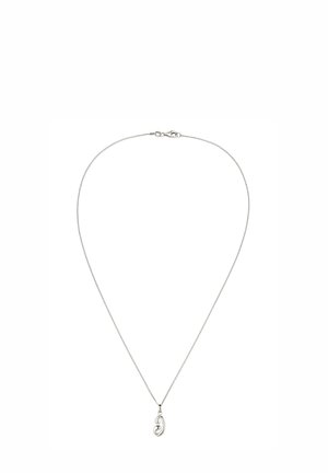 Collier chaîne en argent avec un petit pendentif en argent en forme de lettre stylisée "J" sur fond blanc.