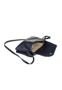 Piccola borsa a tracolla in pelle blu navy con una lunga tracolla, patta aperta e fodera interna in tessuto beige con testo stampato.