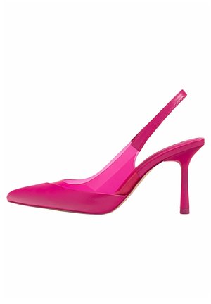 Jasnoróżowy but na wysokim obcasie typu slingback z zaostrzonym noskiem, przezroczystymi bokami i wąskim obcasem szpilką.