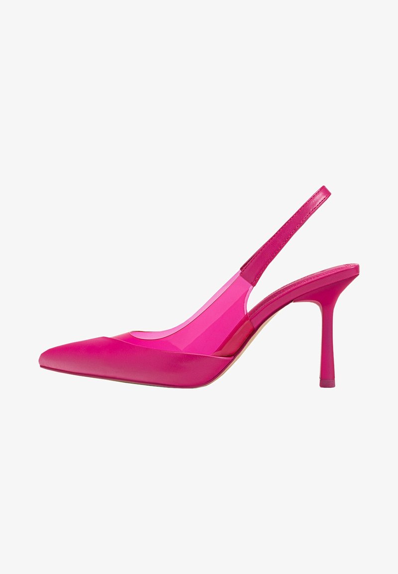 Chaussure à talon haut slingback rose vif avec bout pointu, panneaux latéraux translucides et talon aiguille fin.