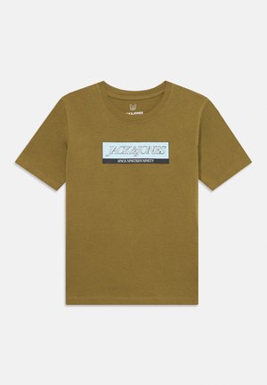 Olivengrønn kortermet t-skjorte med rund hals og "JACK & JONES SINCE NINETEEN NINETY" logo i blå og svart rektangel foran.