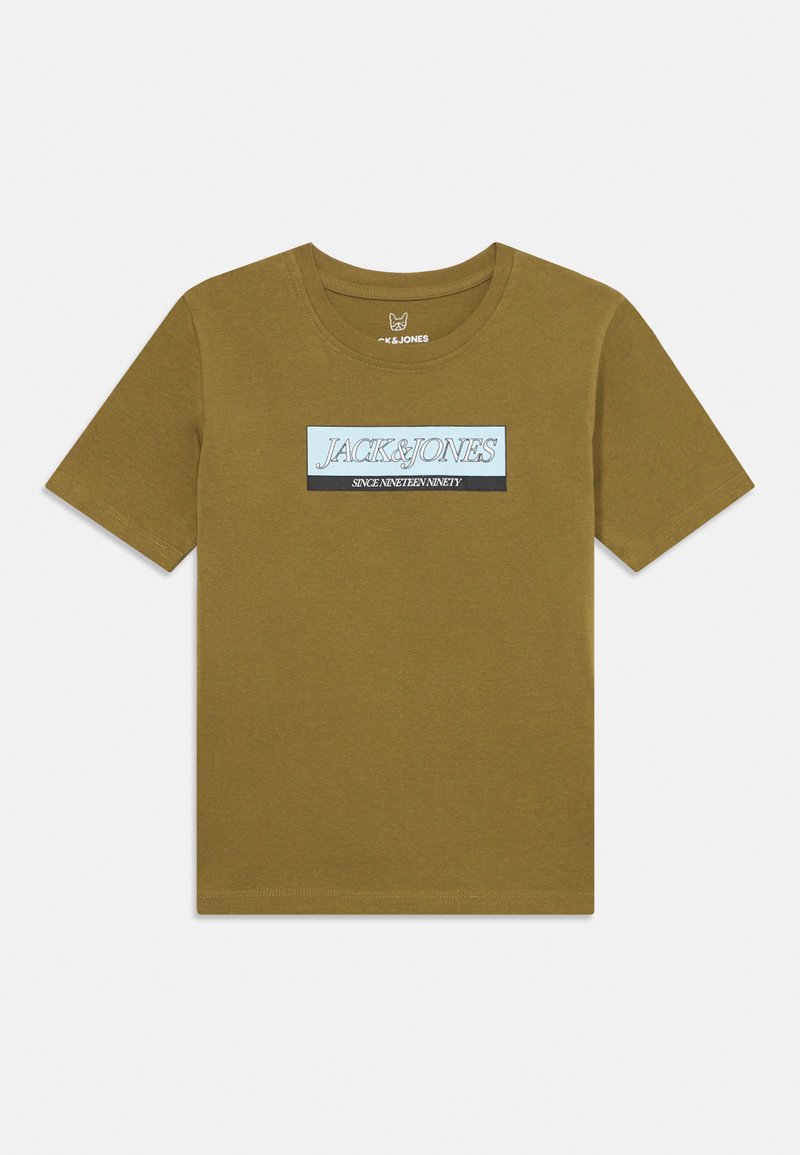 Olivengrønn kortermet t-skjorte med rund hals og "JACK & JONES SINCE NINETEEN NINETY" logo i blå og svart rektangel foran.