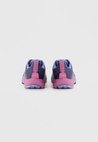 Chaussures de trail running arborant une palette de couleurs violette et rose, un dessus en maille texturée, un talon renforcé et une semelle extérieure robuste pour une meilleure traction.