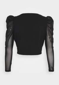 Czarna krótka bluzka z solidnego materiału, z przezroczystymi, długimi rękawami i marszczonym detalem na ramionach. Okrągły dekolt, minimalistyczny design.