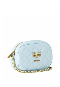 Gequilted lichtblauwe leren tas met gouden hardware, voorzien van een kettingriem, ritssluiting en een reliëflogo aan de voorkant.