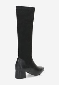 Schwarze knielange Stiefel aus einer Kombination von Wildleder und Leder. Das Design umfasst einen Blockabsatz und eine spitze Zehenform. Glatte Textur.