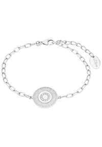 Bracciale in argento con un pendente circolare ornamentale caratterizzato da motivi intricati e una pietra centrale, chiuso con un gancio a moschettone.